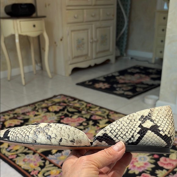 Ann Taylor My Kelti Cream and Black Snake Skin Shoes in size 9. EUC - Picture 9 of 10